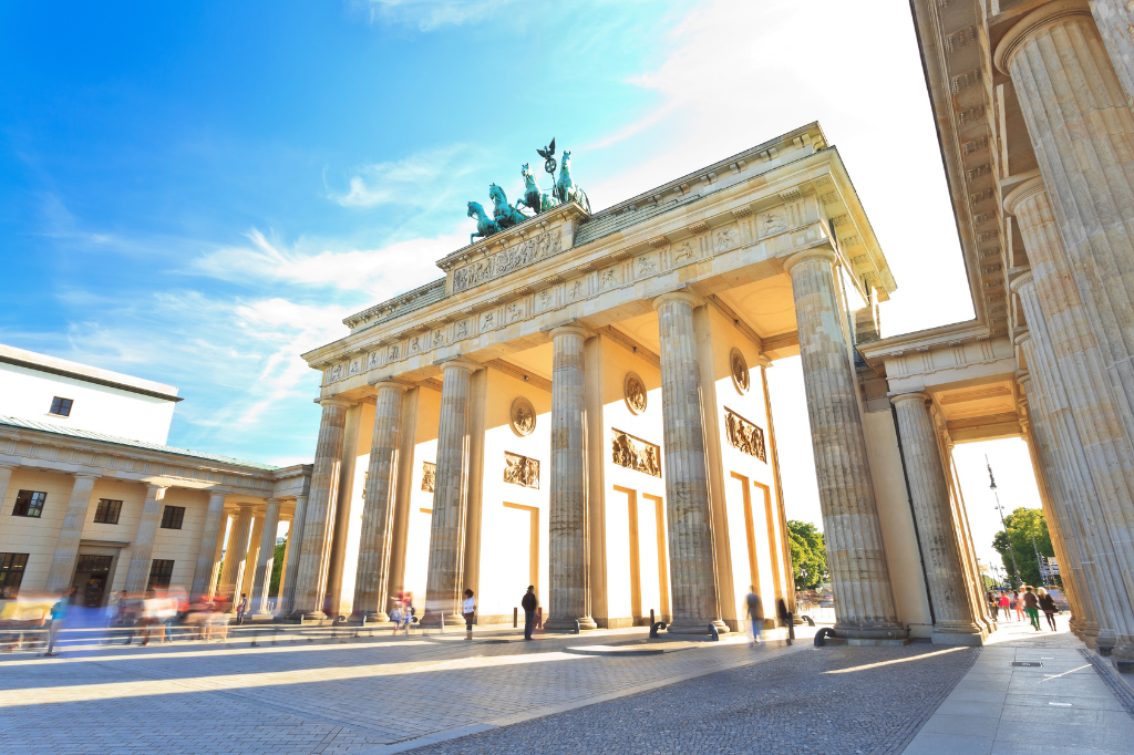 Berliner Highlights: Besuchen Sie Erinnerungsorte wie den ehemaligen Grenzstreifen oder den Checkpoint Charlie.